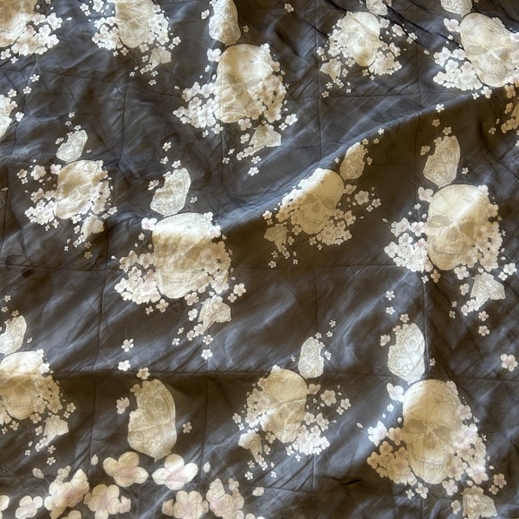 Alexander McQueen Black semi-sheer floral skull print scarf - Picture 2 of 9